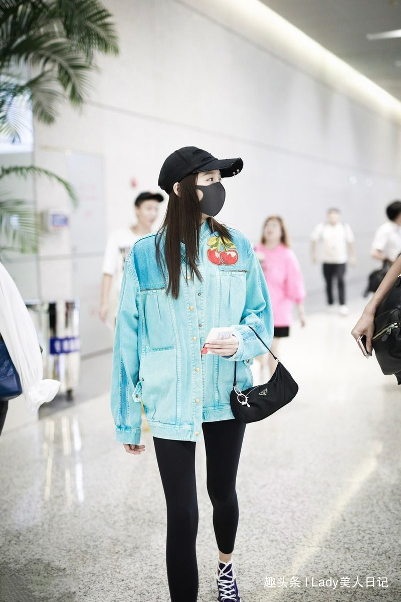 关晓彤穿得很像大学生,牛仔外套私服照接地气,紧身小黑裤有活力