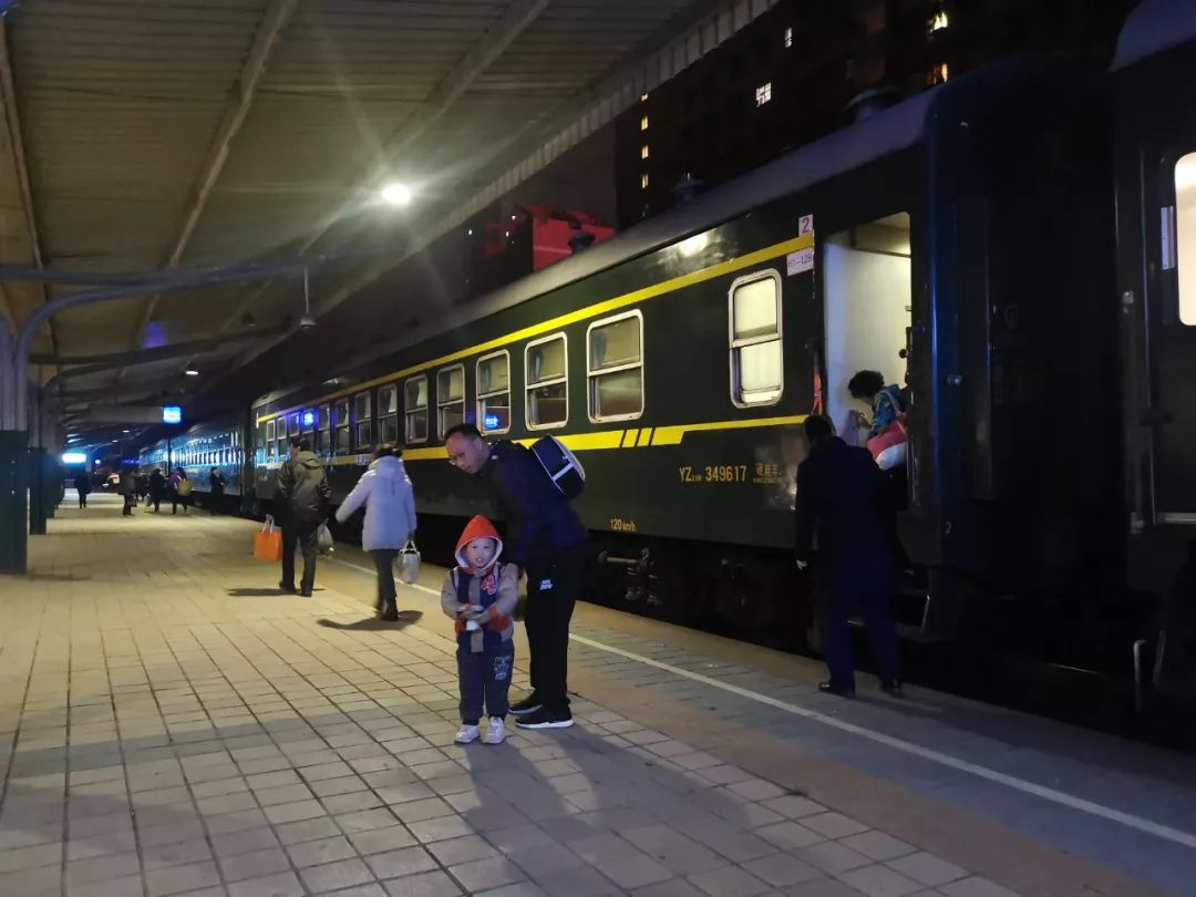 刚刚最后一个旅客走出车站遵义老火车站谢幕