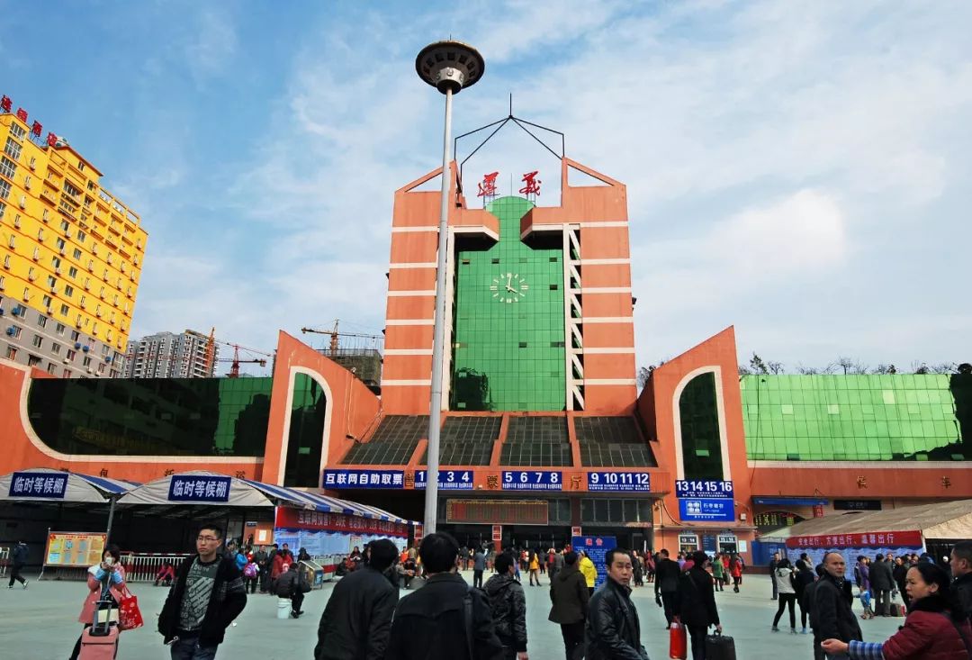 刚刚最后一个旅客走出车站遵义老火车站谢幕