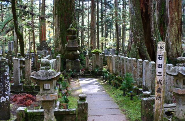 日本的这一个墓地,却是佛道神山里的圣地,并且已经开放成为了一个景点