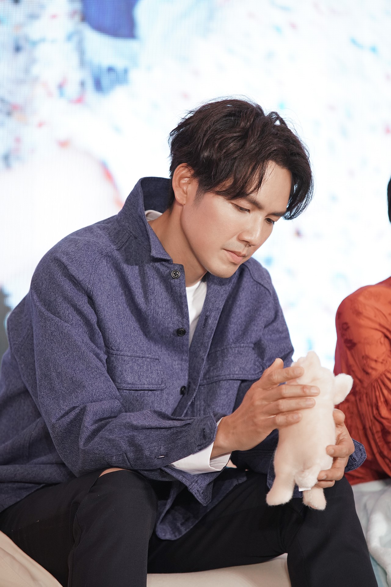 钟汉良《宠爱》发布会花式撸猪 点赞搭档萌宠:有张上镜脸_电影