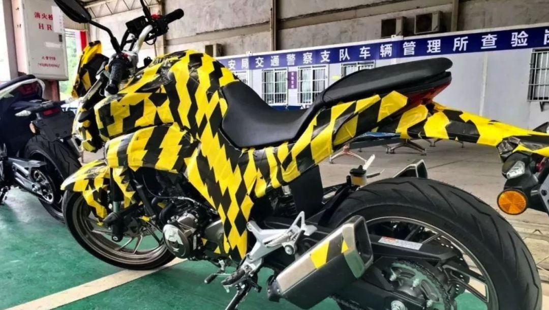 豪爵铃木gw300实车亮相外观大改款排量增大还配备了abs