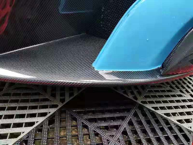 汽车碳纤维修复案例迈凯伦650s前唇碳纤维破损完美修复