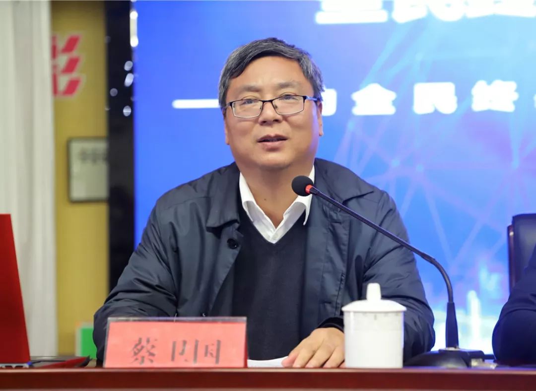 阜宁县教育局长蔡卫国介绍阜宁县教育工作和社区教育工作.