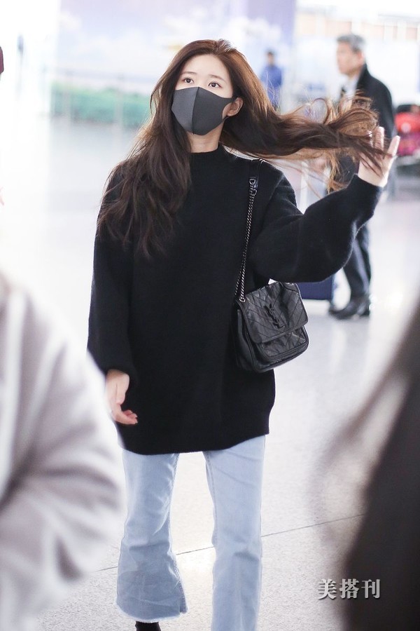 小可爱赵露思戴口罩帽子低调现身穿黑色针织毛衣可爱又温柔