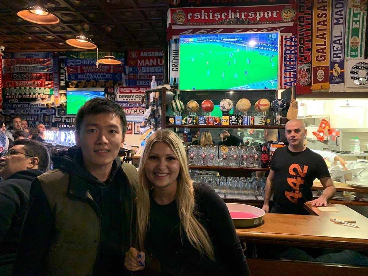 接地气儿张康阳在酒吧助威国米欣然合影女球迷