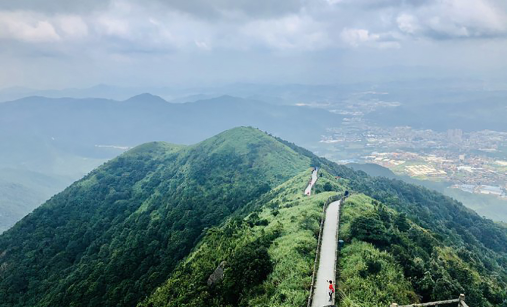 因此,今天我們就來為大家分享一下在東莞很適合週末假期爬山閒遊的