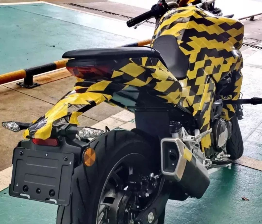 豪爵铃木gw300实车亮相外观大改款排量增大还配备了abs