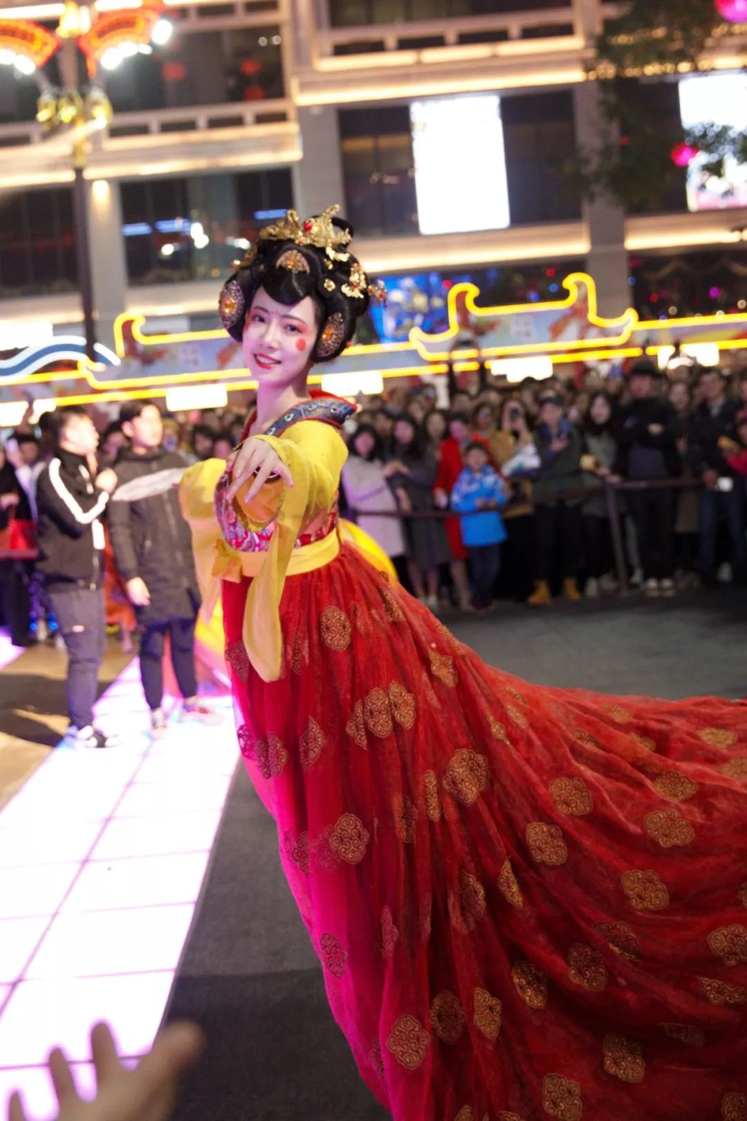 西安大唐不夜城扮演唐妞不倒翁的网红演员你认识吗