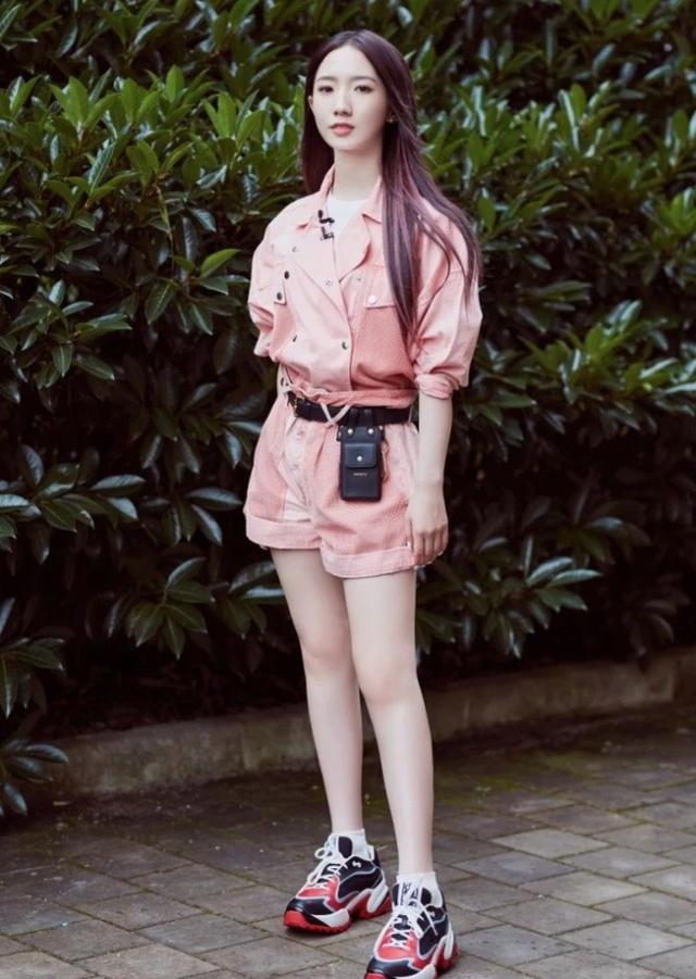 孟美岐为这款茱萸裤代言显腿白2个度我抹2层粉都比不了