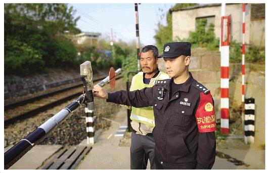 铁路民警茆闻弢走出来的安全线