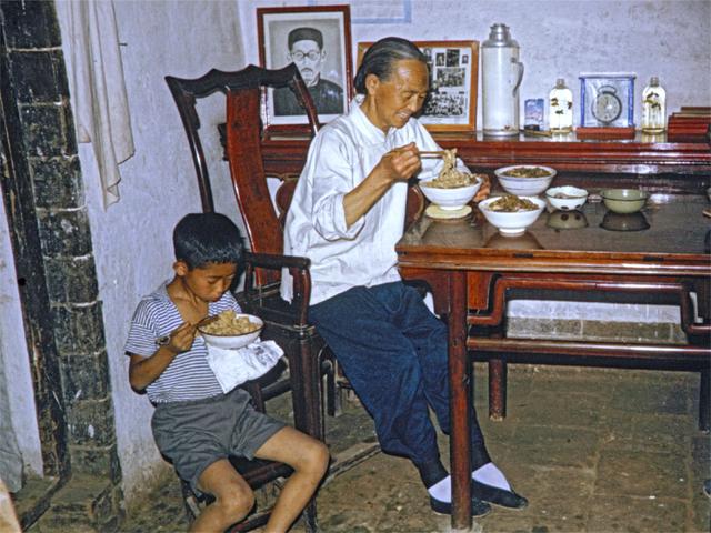 【广东连县,奶奶和孙子在吃饭】1949年年底,连县人民政府成立