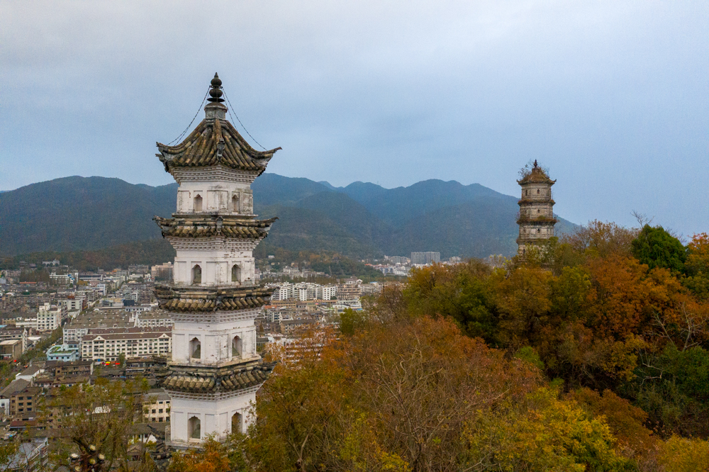 千年古寺与热闹喧哗的紫阳古街仅一墙之隔进入寺庙很安静