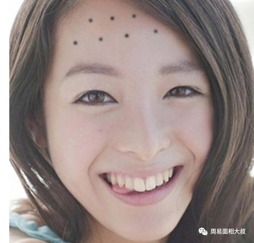 通常来说如果一个女人的面相里面牙齿会比较洁白,嘴唇红润有光泽的话