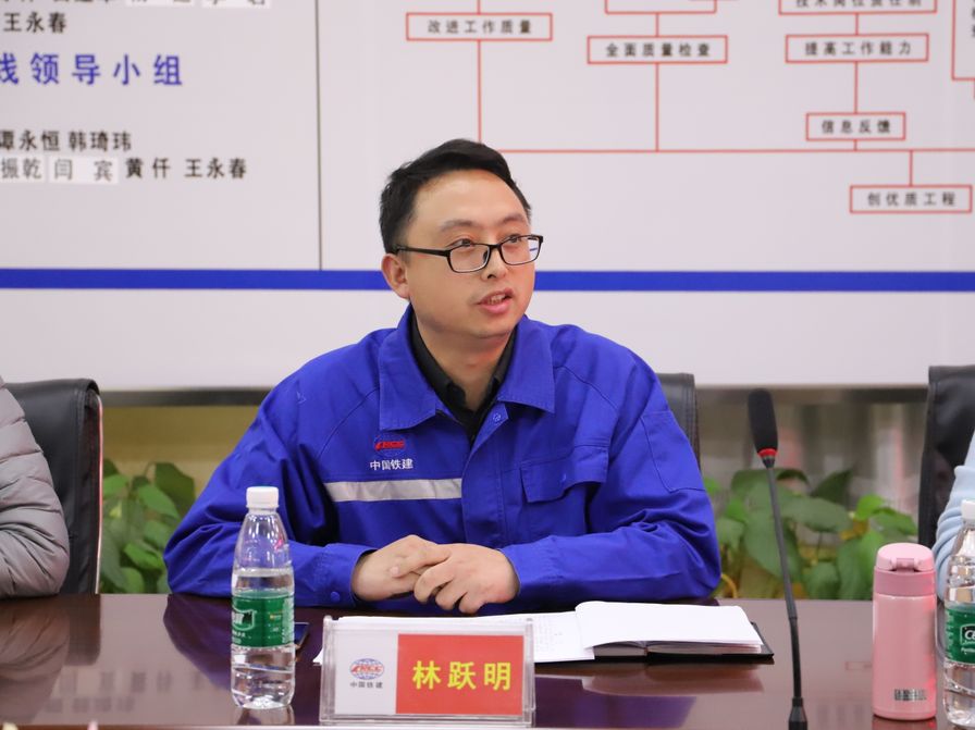 11月22日,郑万6标项目部召开工会会员大会,主要任务是通过直接民主