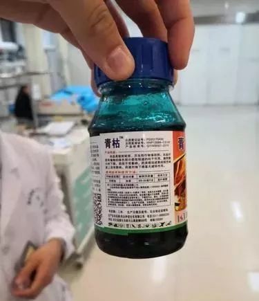 熊孩子把百草枯倒进可乐瓶爸爸一饮而尽