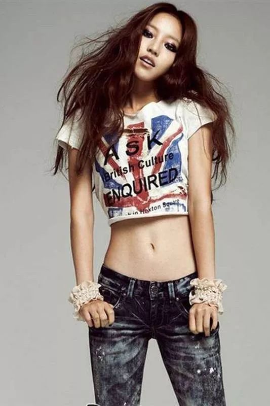 作为门面和ace的具荷拉,也因为这首爆红单曲,成为狐狸系美人和蚂蚁腰