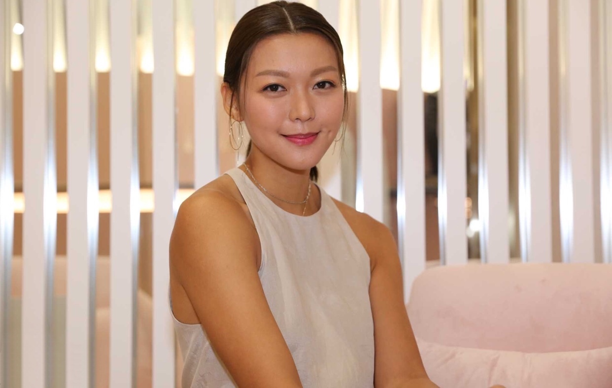 洪永城被黄翠如嘲笑短,女友梁诺妍霸气回应:我们很开心又幸福又美满!