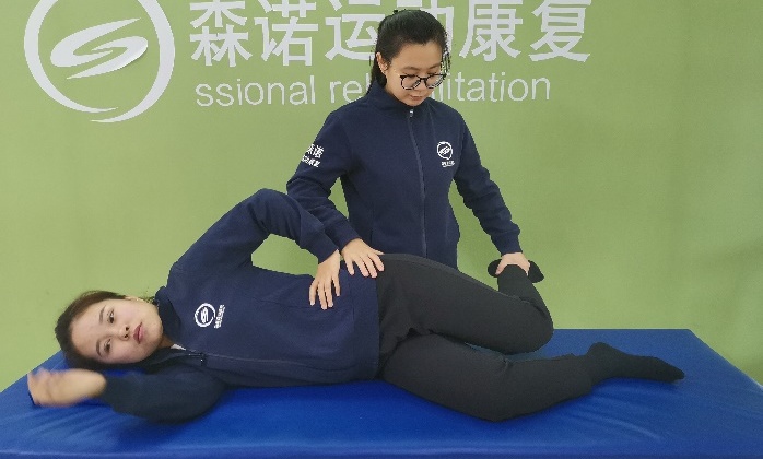 托马斯试验检查右侧髋关节时,患者仰卧于床沿并抱紧左膝.