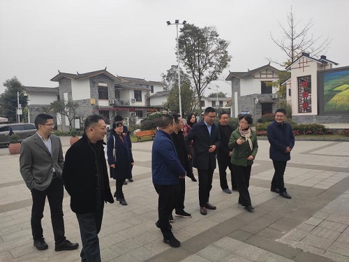 在崇州农村党员教育学院,白头镇党委书记李铭剑介绍了五星村在发展