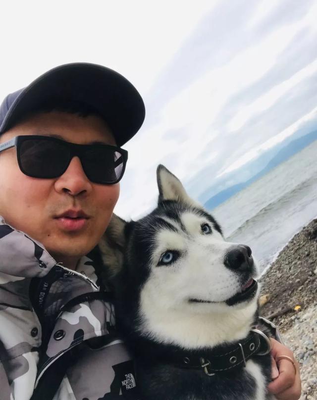 在海边我偶遇一只二哈,有人说我和二哈撞衫了.