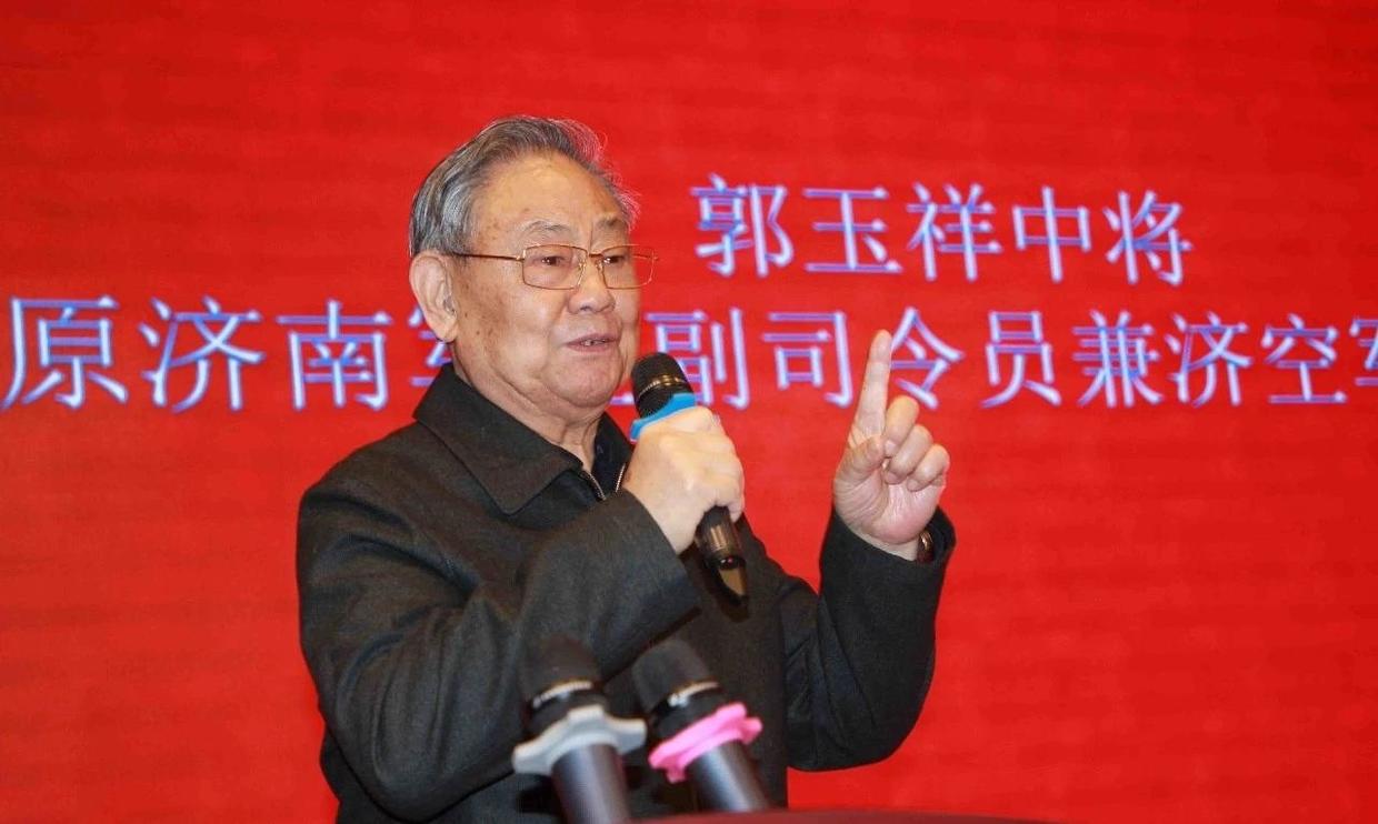 吴海友院长参加共和国将星名家书画展黄献中上将颁发爱心艺术家证书