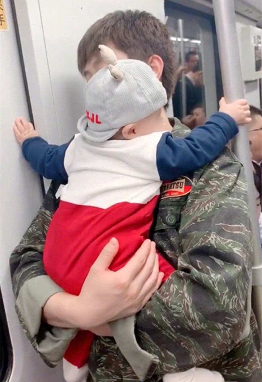 原创爸爸抱娃坐地铁,娃的一个举动令网友同情,宝宝:可真不让人放心