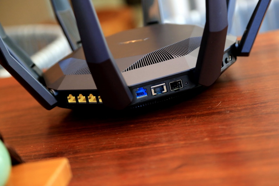 华硕帝王蟹万兆疾速路由上手简评