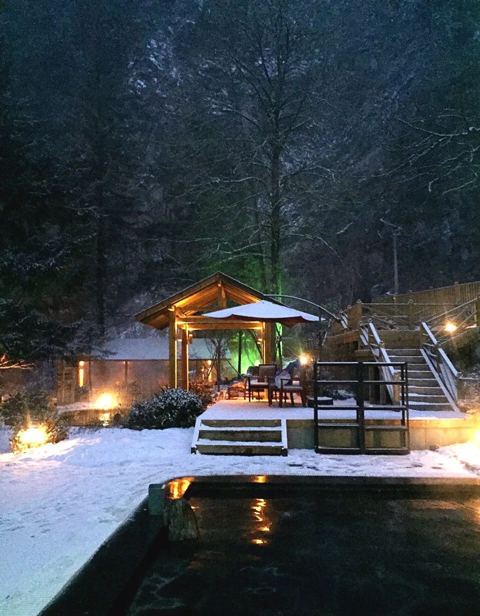 感受到的是全身血液舒张,体验到的是日剧里飘雪温泉的浪漫,泡在被白雪