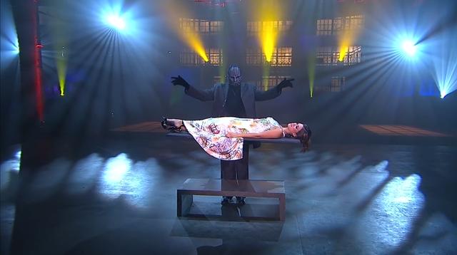 原创小伙表演人体悬浮术观众惊讶不已下一秒却惨遭打脸