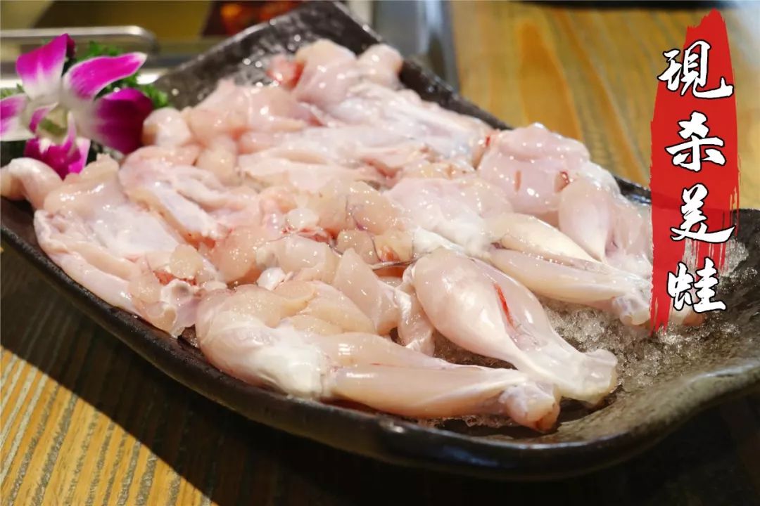 煮3--5分钟再捞起,才能让柔嫩的牛蛙吸足汤底的鲜嫩味道,美味到让你