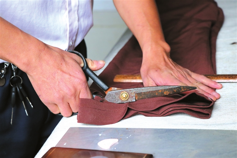 重庆58岁老裁缝一针一线度春秋量体裁衣守传统