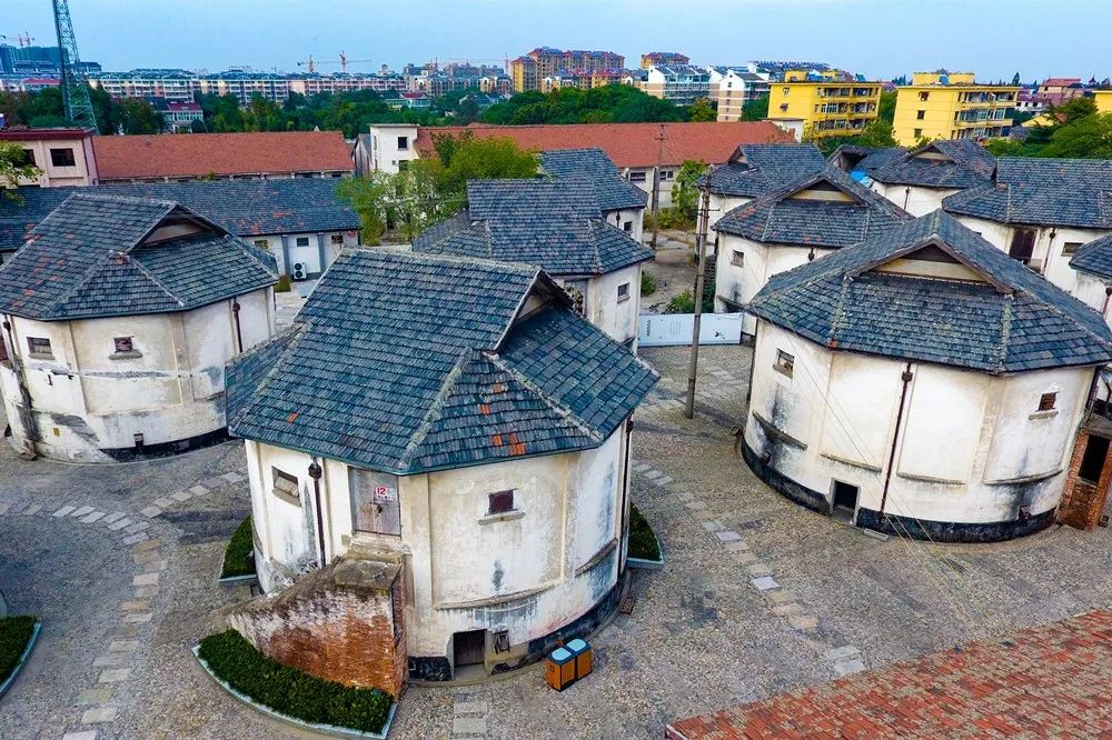 王店粮仓群位于秀洲区王店镇四喜社区塘东街13号长水塘东岸,共有14个