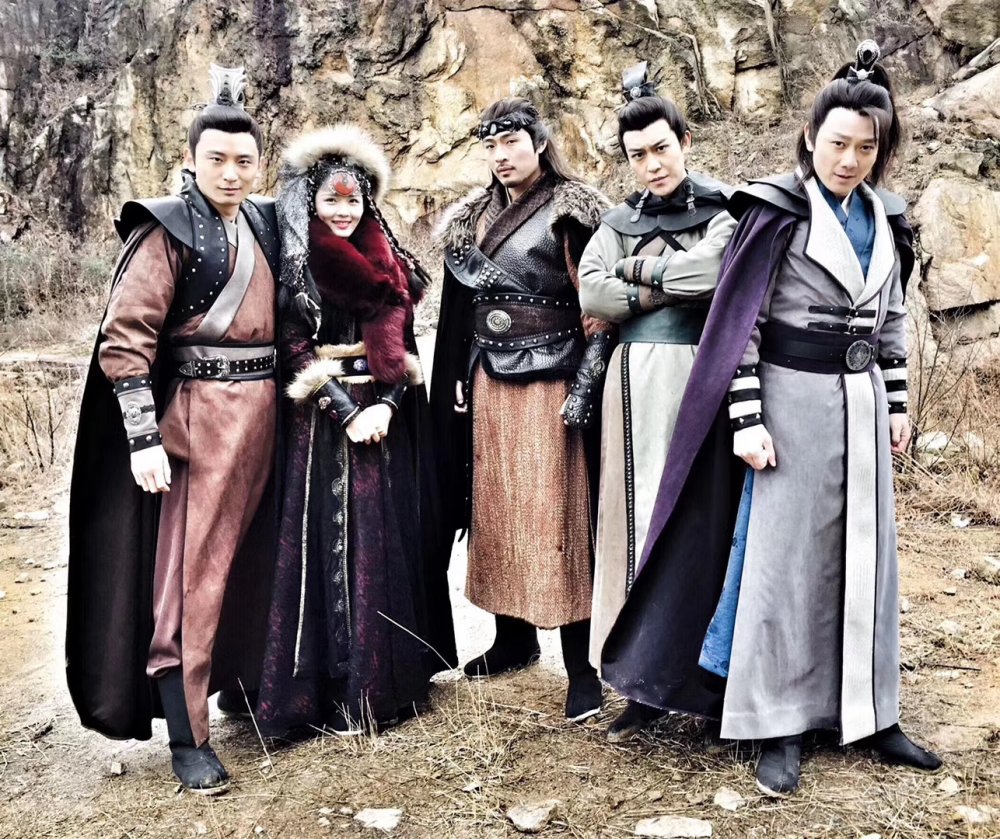 演员合影-主演孙耀威作为许多80,90年代人心中的古装男神,曾经塑造过