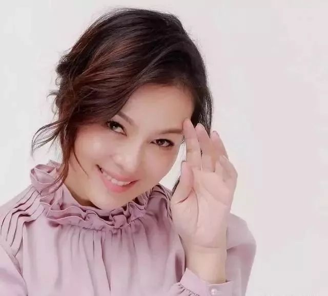 50岁"国民妈妈"荣蓉,如今家庭很幸福