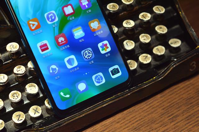 原创amoled屏幕后置三摄荣耀20青春版上手体验