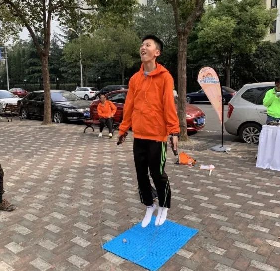 完成指压板跳绳1分钟30次(需脱鞋)本次定向赛除了参观场馆,拍照集赞
