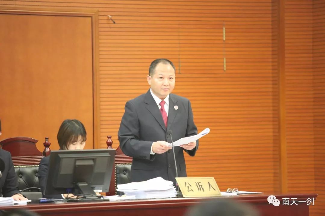 多名妇女被拐卖强迫卖淫长达十年桂林李兴勇等24人涉黑案开庭