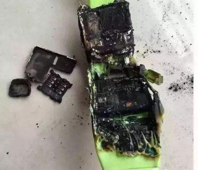 手上戴的儿童手表突然自燃!家长们注意了~_电话