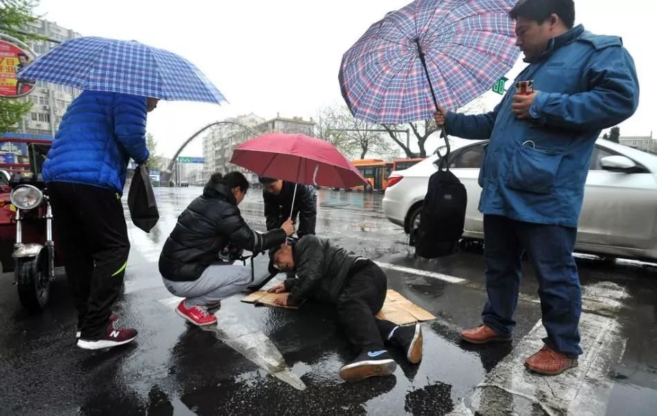 如有老人不慎摔倒请告诉他使用正确姿势