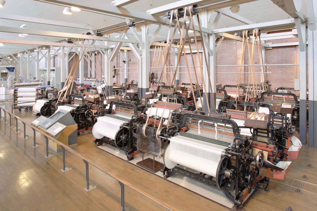 专业运转的纺纱机与织布机完整地再现了从棉花到布匹的过程, 让人亲身