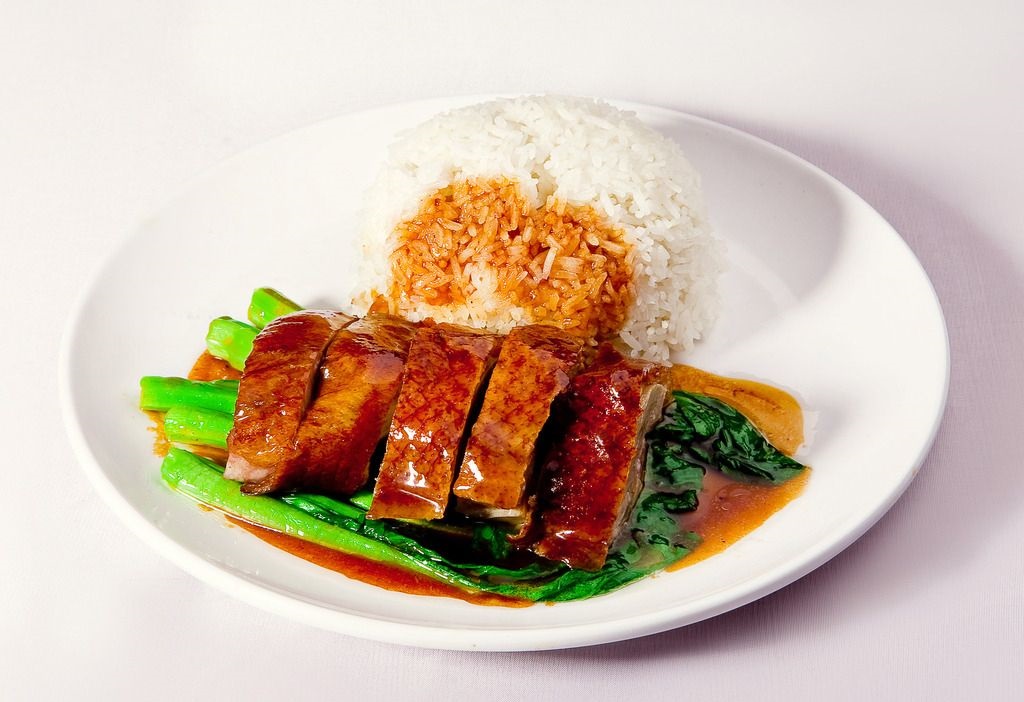 在他店门口有一个发传单的,我就顺手拿了一张,传单上就写了烧鹅饭18元