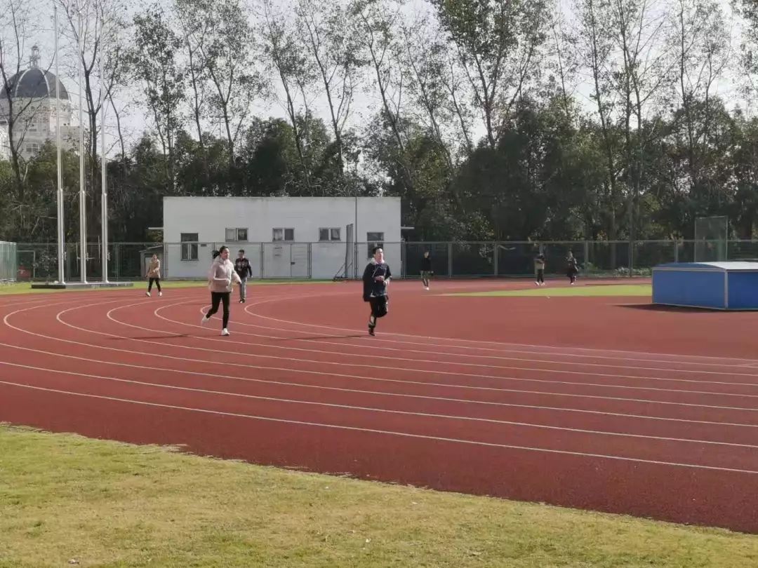 沿感应点位路线打卡方式:上海对外经贸大学"早安师大"活动 操场晨跑