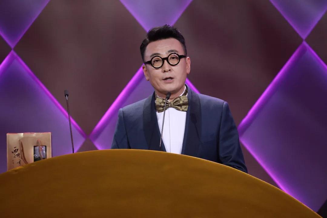 他是国内最好的脱口秀主持人整天揣着明白装糊涂