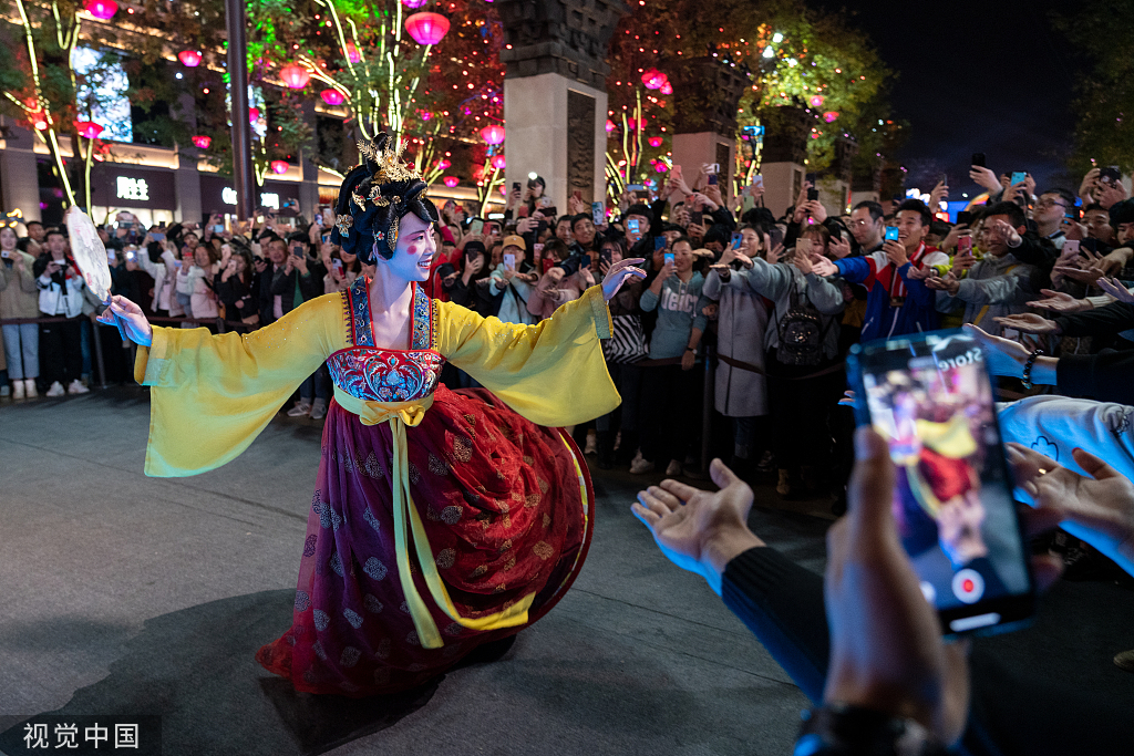 大唐不夜城真人不倒翁成网红02吸引游客跟小姐姐握手