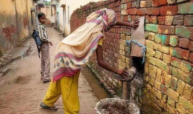 原创印度女人上厕所从来不用纸风俗习惯让人接受不了