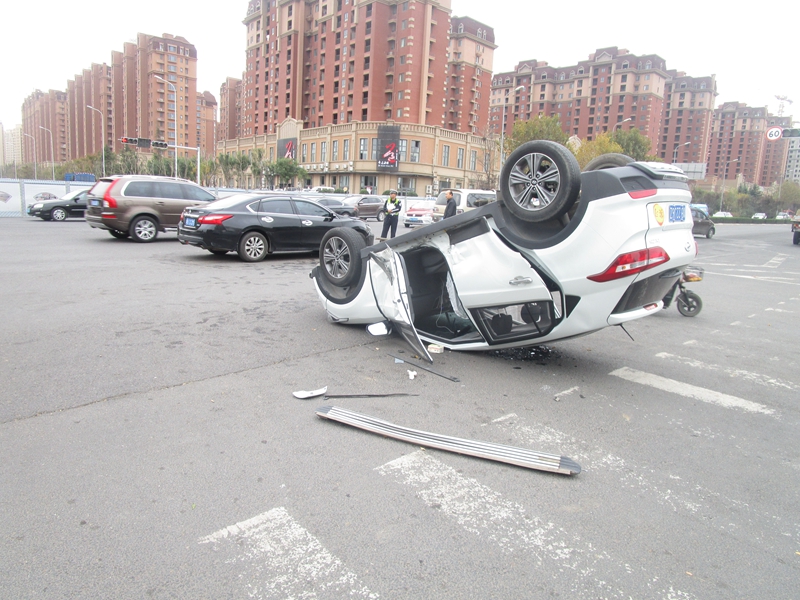 原创左拐撞上直行 司机急打方向盘车翻了