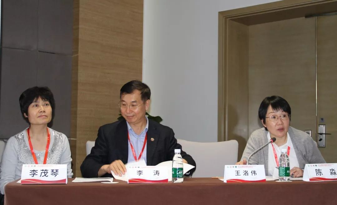 主持人对报告内容进行点评上半场报告一:李维勤|武田卫星分会