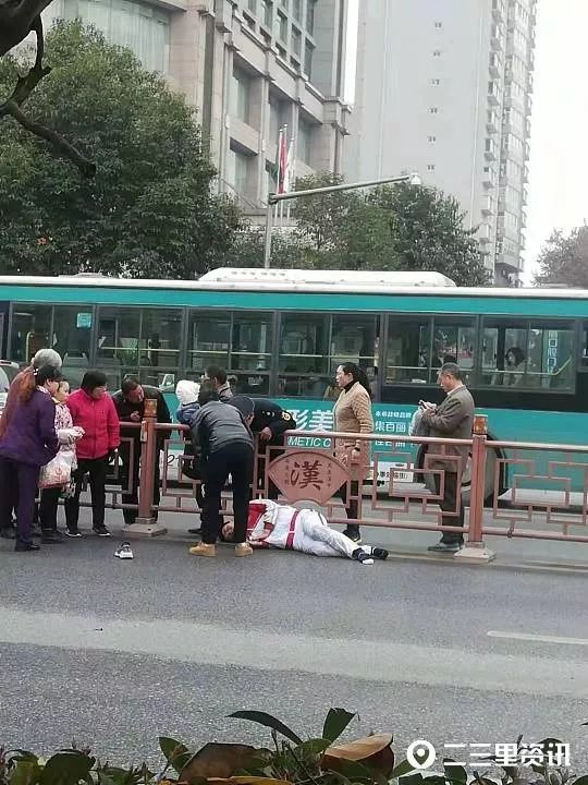 汉中天汉大道发生车祸,一名学生受伤已送医救治!