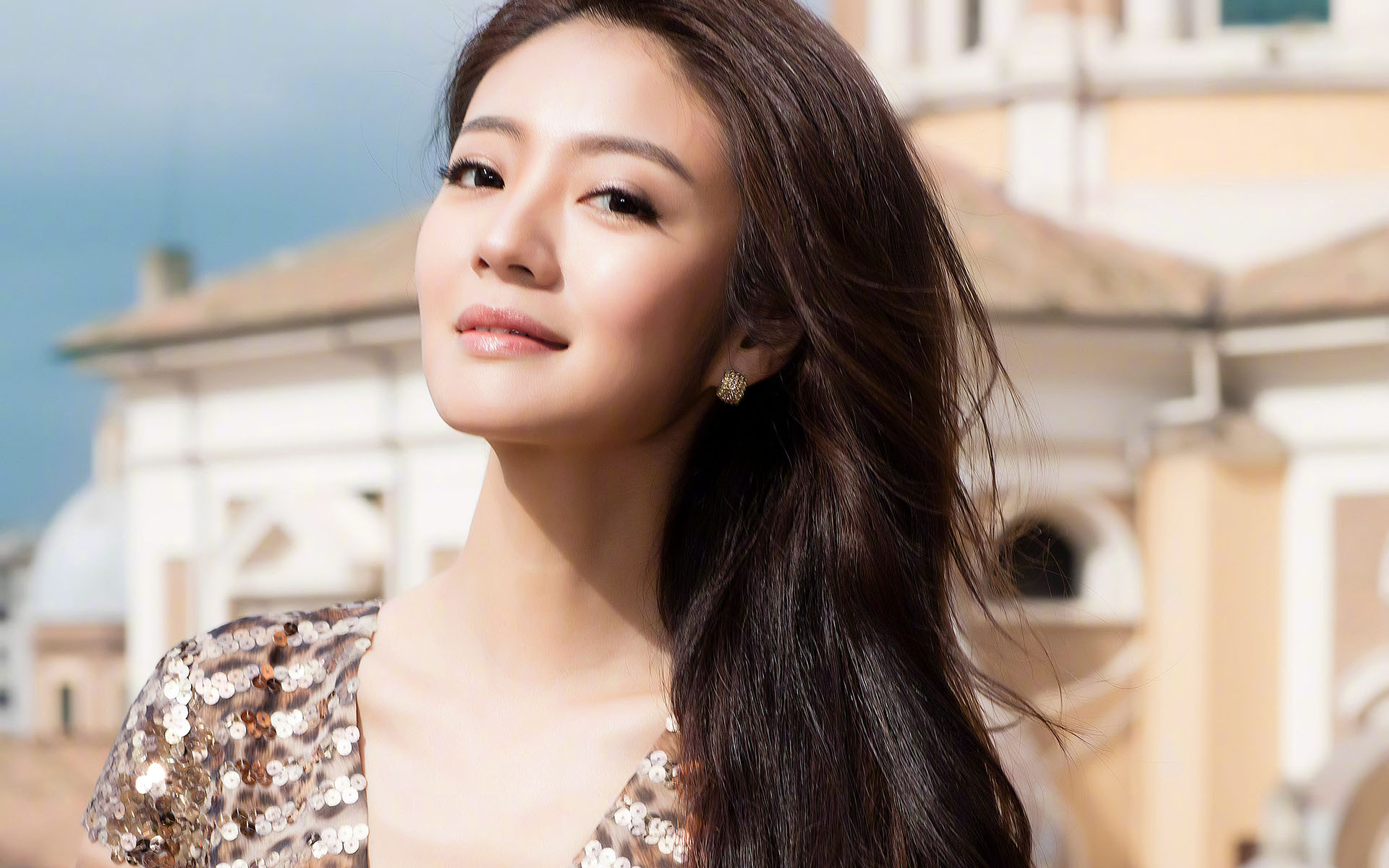 最后一位就是有"黑道千金"之称的安以轩了,安以轩的爸爸经营着一家